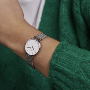Daniel Wellington klocka - Stilren klocka från DW! Justerbart band så passar alla!😍 Nästan som ny men behöver bytas batteri.  Nypris 1300kr