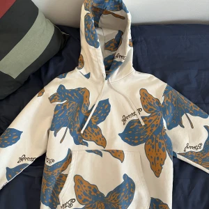 Stussy Floral Hoodie - Stussy hoodie. Nypris 139$ men slutsåld överallt. Använd men i mycket bra skick, inga fläckar etc. Säljer eftersom jag ändrat stil sedan jag köpte den.