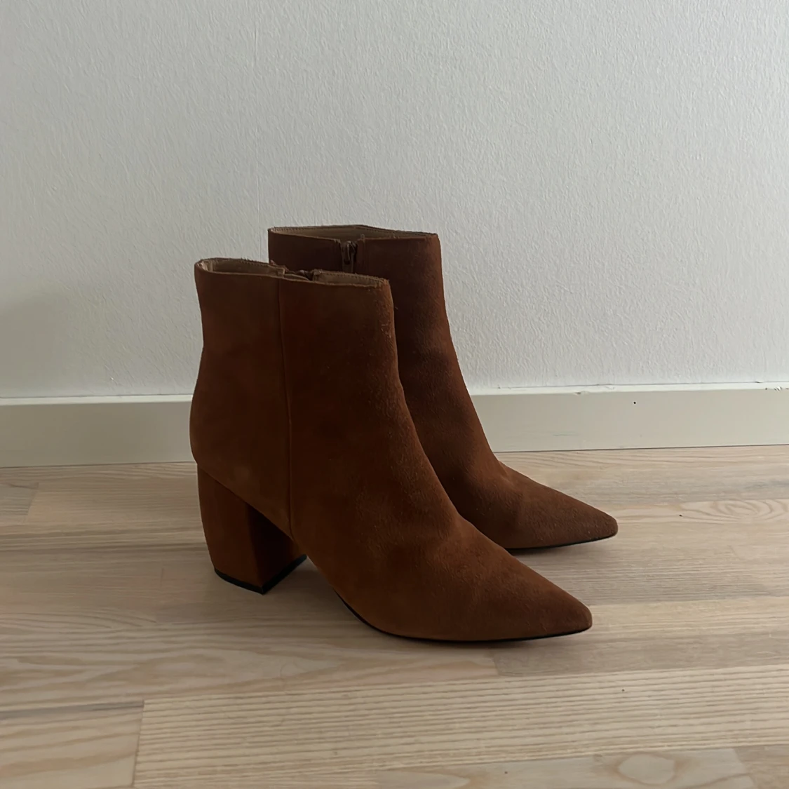 Stiletter i brun mocka 