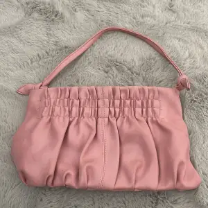 En rosa handväska i 2000s stil. 