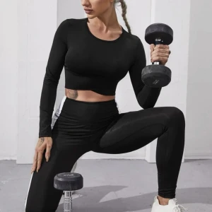 Träningstopp  - En svart långärmad träningströja i storlek S. Hör av er vid frågor och vid snabb affär kan priset sänkas:)