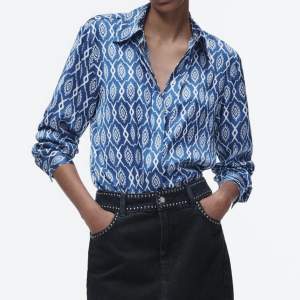Glansig blå skjorta med mönster från Zara. Använd endast en gång - som ny! 