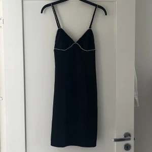 Klänning - En jättefin klänning från bikbok som är fodrad. Lappen sitter kvar, aldrig använd. Säljer för 80kr