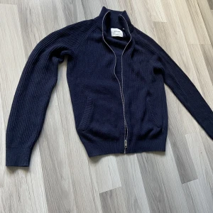 Jack and Jones Zip - Det är en hel zip Jack and Jones tröja. Använd några gånger men är i bra skick. Storleken är S men funkar också för storlek M. 