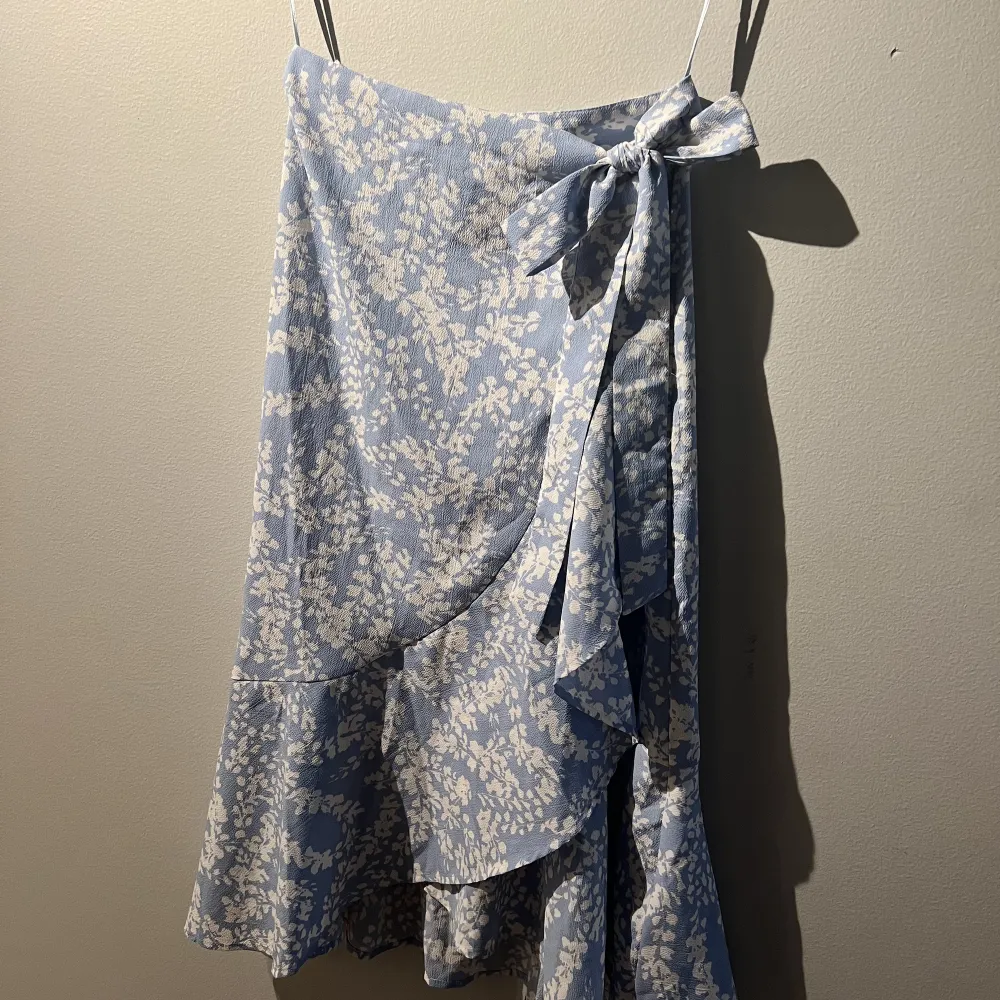 Jättefin kjol från Ginatricot, perfekt för sommaren💕 Lite stor i storleken. Riktigt bra skick, endast använd ett par gånger.. Kjolar.