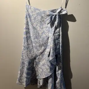 Jättefin kjol från Ginatricot, perfekt för sommaren💕 Lite stor i storleken. Riktigt bra skick, endast använd ett par gånger.