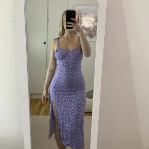 Sommarklänning  - Somrig/blommig knälång klänning med slits från H&M. Använd fåtal gånger. Storlek 36. 