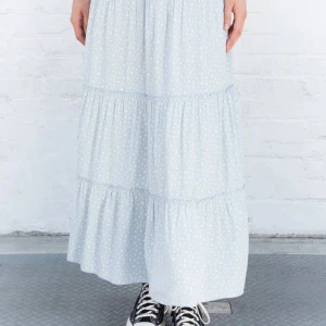 Långkjol  - Säljer denna jättesöta långkjol från Brandy Melville!🙌🏼 Den är köpt utomlands och är bara använd någon enstaka gång. Är one size så passar flera storlekar och är en aning lång på mig som är 160💗