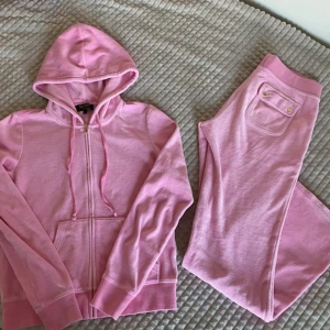 Juicy couture sett - Säljer  rosa Juicy Couture sett i storlek S , förra modelen därav materialet, super fint ser helt nytt pågrund av fel storlek , ända anmärkningen är ibak på knapparna  se bild! Inget man märker av , köpt för 2300 säljer för 1100💕