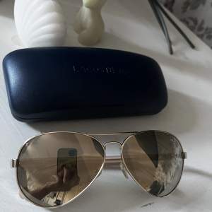 Solglasögon från Lacoste, aldrig använda då jag fick dem men passade inte riktigt min stil 💓 inga repor eller något, har bara legat i fodralet. Bågarna är ljusrosa, fodralet ingår 💓
