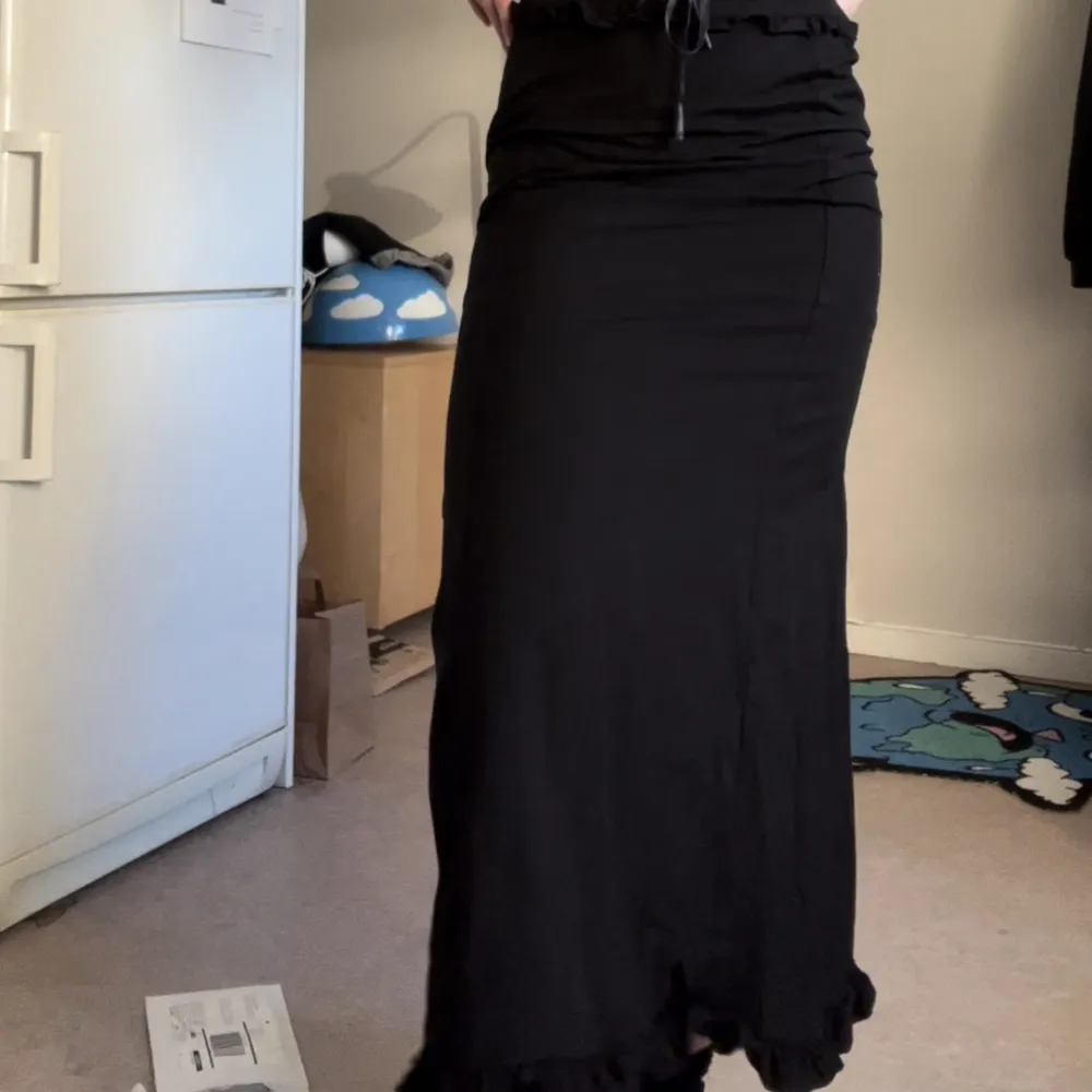 Lång svart kjol från hm med knytning i midjan och frills, jag är 168 och väger 62kg, den är storlek 38, kolla gärna resten av min profil ;). Kjolar.