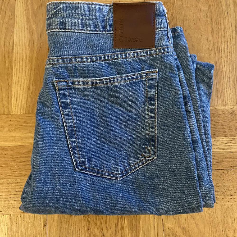 Superfina low waist jeans! Inga defekter och knappt andvända. Köpta i Stockholm på MOS💕💕 säljer för att jag är i behov av pengar⚡️ frakt 66🫶. Jeans & Byxor.