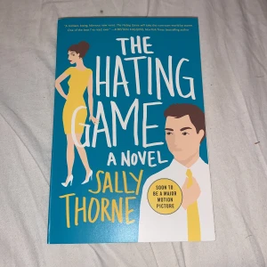 The hating game - The hating game, populär bok på booktok som jag älskade att läsa! Jag råkade dock tyvärr köpa två stycken exemplar och detta exemplar har ej lästs. Supermysig bok nu till sommaren! 