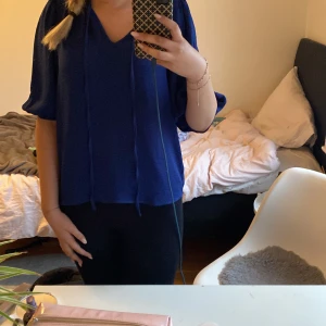 Blus  - Jätte söt blus mörkblå. Man kan ha den knuten eller inte. Jättebra skick använd fåtal gånger. Storlek s Skriv om ni är intresserade.