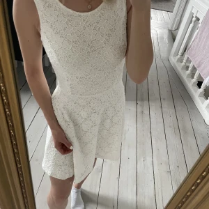 Studentklänning  - Vit klänning från bubbleroom🤍 passar till skolavslutning eller student, endast använd en gång