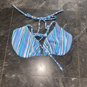 Bikiniöverdel - Bikiniöverdel del i storlek 38. Fint skick. 💙🤍💙