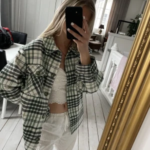 Vårjacka/Skjorta - Helt oanvänd grönrutig vårjacka/skjorta som aldrig kommit till användning. Vet inte var den kommer ifrån då jag fick den💖