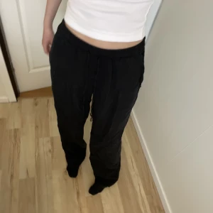 Svarta Linnebyxor  - Säljer dessa superfina svarta linnebyxor från Zara då dom inte kommer till användning!😊kom privat för mer info och bilder💗