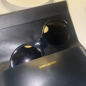 Saint Laurent solglasögon  - Äkta Saint Laurent solglasögon, inga defekter, knappt använda. Som nya helt enkelt! Fodralet ingår. Ny pris 3000 