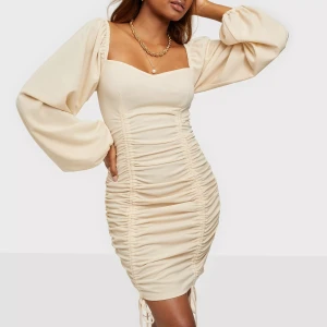 Fest klänning  - Klänning/dress från Nelly   använd bara en gång Ord.pris 499kr Färgen är mer nude rosa istället för beige.