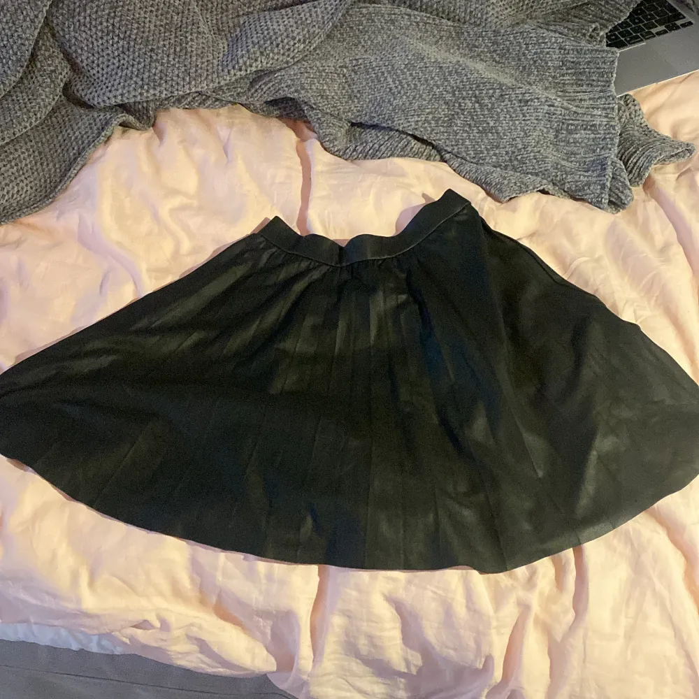 Jag säljer en skin kjol från Zara som är i färgen svart. Den är i storlek 13-14 (164)❤️❤️ bara andvänd 1 gång❤️. Kjolar.