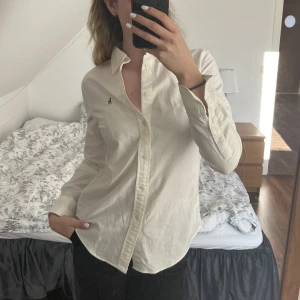 Vit skjorta - Vit Ralph Lauren skjorta i väldigt fint skick. 
