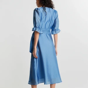 Blå klänning - Finaste klänningen i så fin blå😭💓 Från Gina Tricot. Har svårt att hitta tillfälle för den💔 Köpt för 499 kr, säljer för 200, prislappen kvar. Kan skicka fler bilder vid intresse