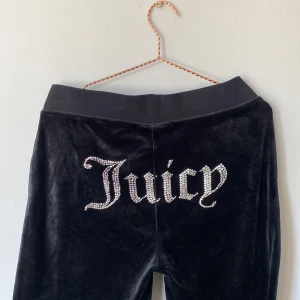 Juicy Byxor Svarta m Strass💐 - Svarta byxor med strass storlek M💐 Tappat en diamant bak💐 fint skick! 