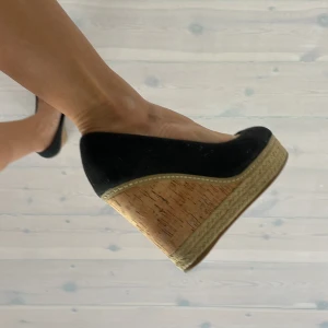 Marinblå Kilklackar  - Fina kilklackar  Bra skick