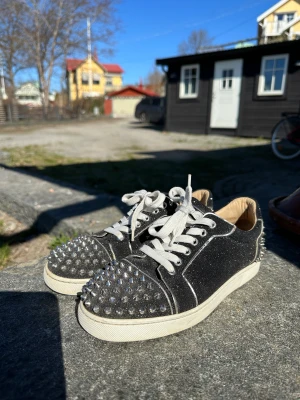 äkta loubs strl 38 🖤 - mina älsklingsskor 🖤 säljer pga att jag vill köpa ett par nya inför sommaren. säljer lite billigare pga saknar en nit och jag inte har kvar kvitto eller box. köpte av en tjej på östermalm som hade köpt de på savannahs. försten till kvarn! 😍