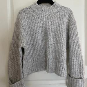 Grå stickad tröja  - En jättefin nästan helt oanvänd grå stickad tröja från Gina Tricot!❤️ Jätteskön och passar jättebra till en sommarkväll . Strl XS❤️❤️❤️