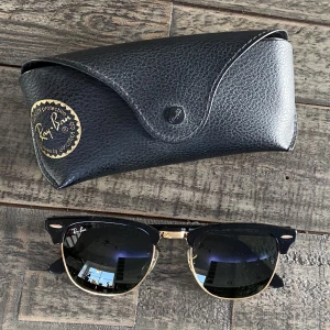 Ray-Ban solglasögon  - Äkta Ray-Ban i nyskick. Clubmaster Classic. Svarta. Nypris 2.250 kr.