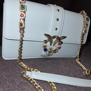 Pinko väska - i mycket bra skick köpt för 1200 kr säljs för 600 kr