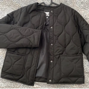 Quiltad jacka  - Säljer min svarta, quiltade jacka från NA-KD pga att jag inte fick användning av jackan, enbart använt den 1 gång så den är i nyskick. Jackan är slutsåld på hemsidan och köptes för 690 kr. Klicka inte på köp direkt utan kontakta mig innan! 🫶🏻💖