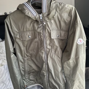 Moncler Jacka  - Hej! Säljer nu min asfeta Moncler Jean Claude jacka. Modellen säljs inte längre och har inga skador och är väldigt sparsamt använd och säljs redan till ett kanonpris. Nypris ca 8999kr Kan tänka mig gå ner i pris vid snabb affär👌☺️
