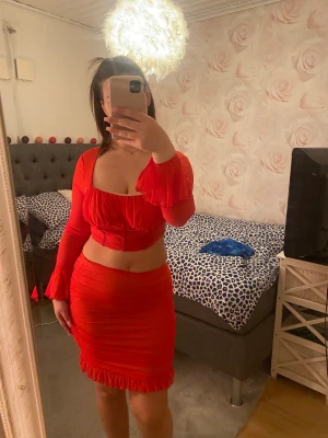 Rött sett - Rött sett från SHEIN oanvänt då toppen är för liten,M i båda delarna men skulle säga att de snarare är S!❤️