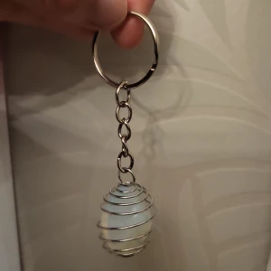 Opalit trumlad i nyckelring!  - Jättefin nyckelring!