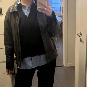 Vintage skinnjacka - Supersnygg vintage skinnjacka med oversized passform. Köptes second hand och säljs för att den inte kommer till så stor användning💗