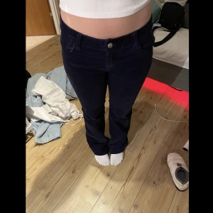 Low waist byxor  - Säljer mina low waist Manchester byxor eftersom de aldrig kommer till andvändning 