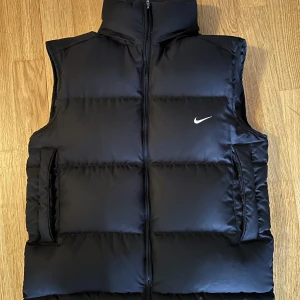 Nike Väst - Nike väst i strl xs men skulle säga att den sitter som en s. 