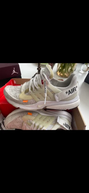 Off white X Nike air presto - Säljer dessa sällsynta off white prestos i strlk 42.5. De är synligt använda ca 6.5/10 cond men fortfarande mycket liv kvar i de. Kostar omkring 8000kr i nyskick. Skriv gärna vid intresse eller övriga frågor! Prisförslag tas gärna emot