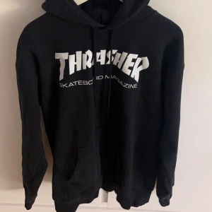 Trasher Hoodie - Jättefin hoodie i stl M som tyvärr inte kommer till användning, använd fåtal gånger, inga fläckar eller märken på den