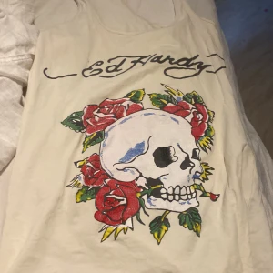 edhardy linne - jätte snyggt edhardy linne säljer för att det inte är min stil längre, jag skulle säga att linnet är mer som en s än m. skriv om du har frågor. använd gärna köp nu💋