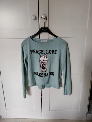 Tröja - Tunn stickad tröja med tryck. Strl 146/152. Välanvänd. Säljer eftersom den är för liten. 