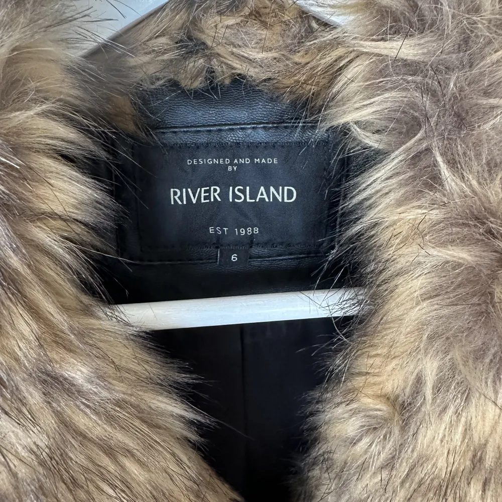 Säljer min jacka från River island. Man kan ha på falska pälsen och man kan även ta bort den. På etiketten står det att storleken är uk 6 och eur 32. . Jackor.