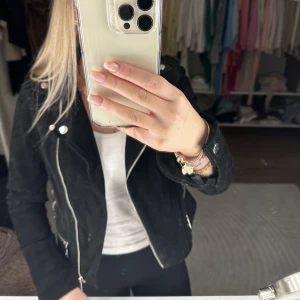 Mocka jacka - Säljer denna svarta mocka jackan då jag aldrig använder den! Använd fåtal gånger och är i bra skick 🙌🏻