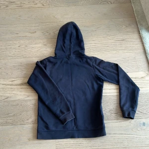Sailracing - Sailracing hoodie mörkblå. Stl 160