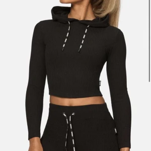Stronger tröja - Svart, tajt, figursydd, croppad, långärmad träningströja från Stronger. Endast använd en gång, fint skick ❤️nypris 699kr 🥰säljer pga för liten