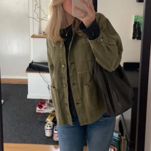 Jeansjacka - Grön superfin jeansjacka från hm, fint skick!! Passar xs-m 