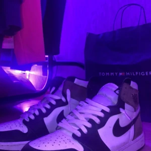 Jordan 1 high mocha  - säljer nu mina mochas som är i nyskick då ja nt använder dom så mycket köpte dom på nikes hemsida 2020 för retail (kvitto finns) Skickar med de vanliga svarta sko snörena som är längre  kan bytas mot andra köparen står för frakt tvättar de innan
